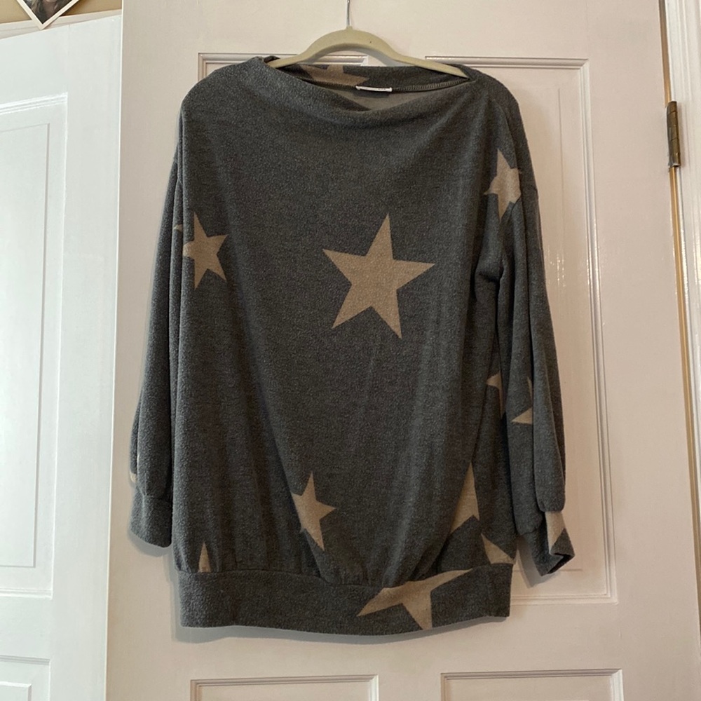 Wide collar star top